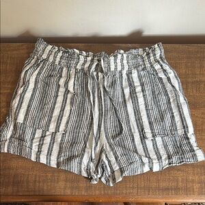 Time and Tru Gray and White Cargo Shorts with Relaxed Fit with pockets